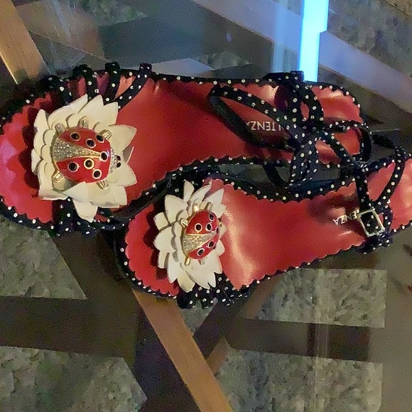 Retro wedge lady bug wedges - the flower is bent a little but still gorgeous - Picture 7 of 9